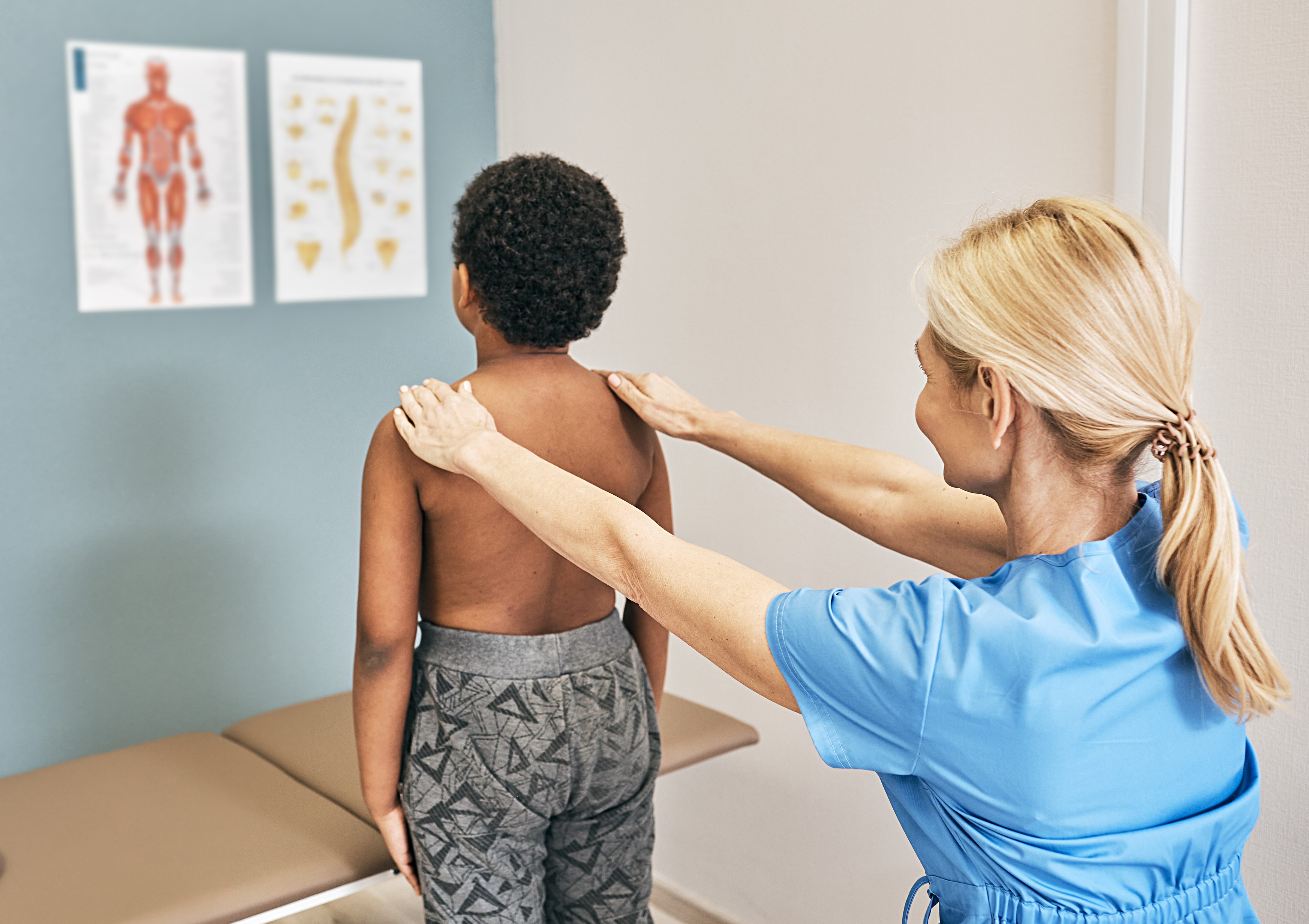 Anclaje del cuerpo vertebral: otra opción para el tratamiento de la  escoliosis en niños - Red de noticias de Mayo Clinic