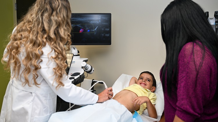 El Dr. Felipez realizando una ecografía intestinal en un paciente joven