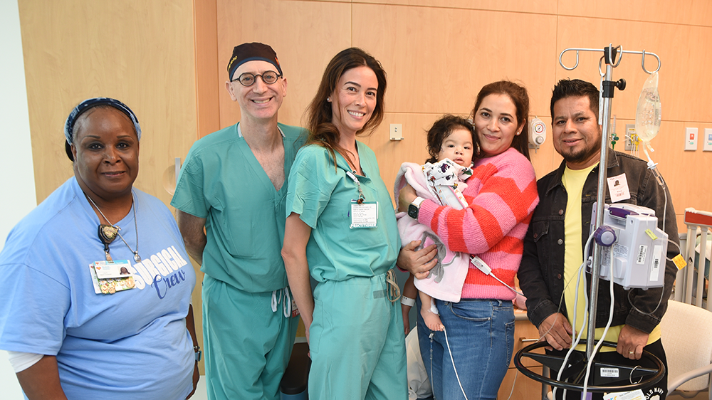 Equipo quirúrgico con la familia del paciente antes de la primera cirugía en la  Torre Quirúrgica Griffin